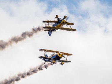 Biggin hill Havaalanı uçan trigonometri akrobasi ekibi