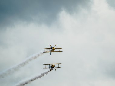 Biggin hill Havaalanı uçan trigonometri akrobasi ekibi