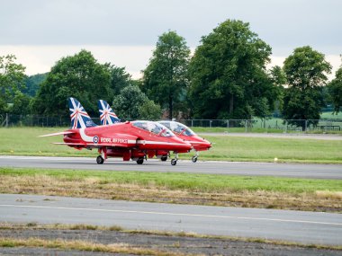 Kırmızı oklar takım 50'nci yıldönümü biggin hill hava alanında görüntüler.