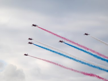 Kırmızı oklar takım 50'nci yıldönümü biggin hill hava alanında görüntüler.