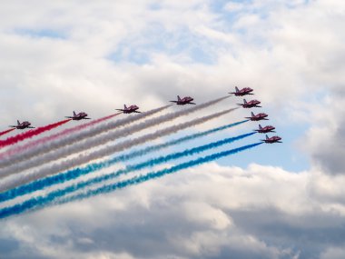 Kırmızı oklar takım 50'nci yıldönümü biggin hill hava alanında görüntüler.