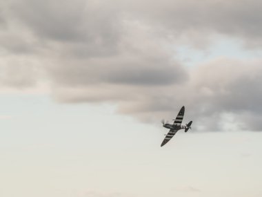 Spitfire mh434 uçan biggin hill Havaalanı üzerinden