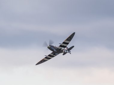 Spitfire mh434 uçan biggin hill Havaalanı üzerinden