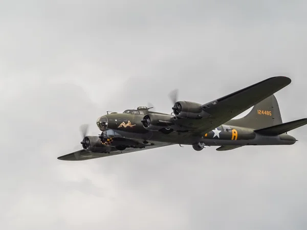 Memphis Belle Boeing B 17 Sally B bomber flying over Biggin Hill — Stock Photo, Image