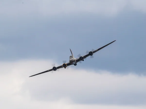 Bombardero Memphis Belle Boeing B 17 Sally B sobrevolando Biggin Hill — Foto de Stock