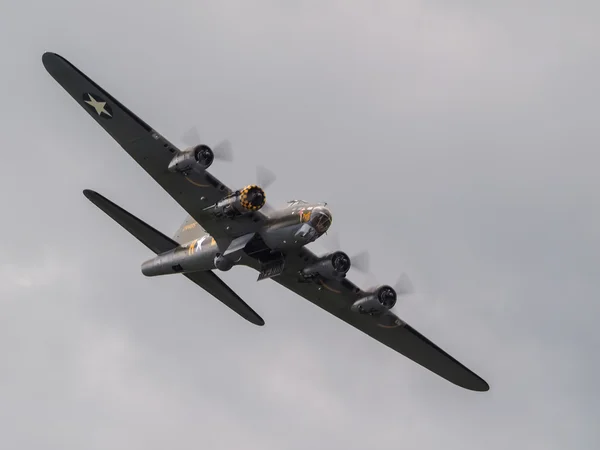 Бомбардировщик Memphis Belle Boeing B 17 Sally B пролетает над холмом Биггин — стоковое фото