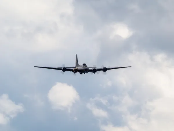 Memphis belle boeing b 17 sally b bombplanen flyger över biggin hill — Stockfoto