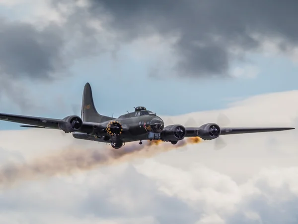Memphis belle boeing b 17 sally b bombacı Biggin hill üzerinde uçan — Stok fotoğraf