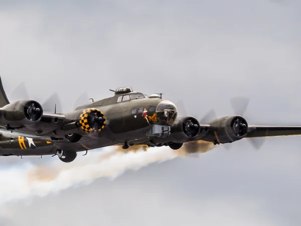 Бомбардировщик Memphis Belle Boeing B 17 Sally B пролетает над холмом Биггин — стоковое фото