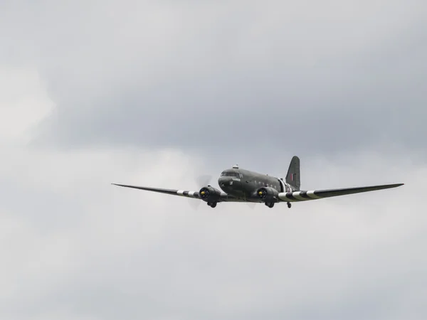 Avião Dakota sobrevoando o aeródromo de Biggin Hill — Fotografia de Stock