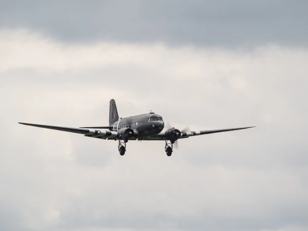Dakota samolot lecący nad biggin hill Lotnisko — Zdjęcie stockowe