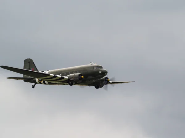 Biggin hill Havaalanı uçan dakota uçak — Stok fotoğraf