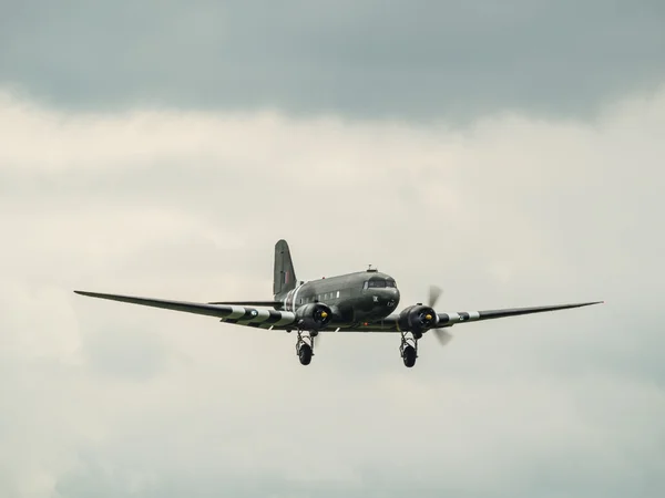 Avião Dakota sobrevoando o aeródromo de Biggin Hill — Fotografia de Stock