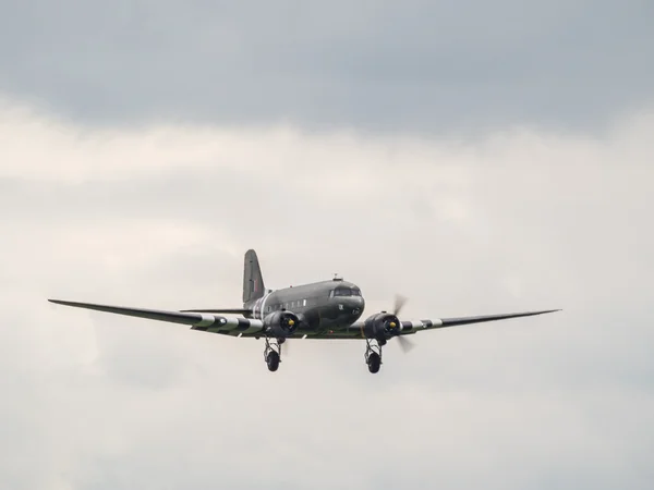 Avião Dakota sobrevoando o aeródromo de Biggin Hill — Fotografia de Stock