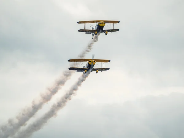 El Trig Aerobatic Team sobrevuela el aeropuerto de Biggin Hill —  Fotos de Stock