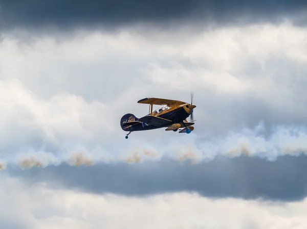A Trig Aerobatic Team sobrevoando o aeroporto de Biggin Hill — Fotografia de Stock