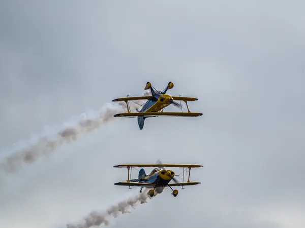 L'équipe de voltige survolant l'aéroport de Biggin Hill — Photo