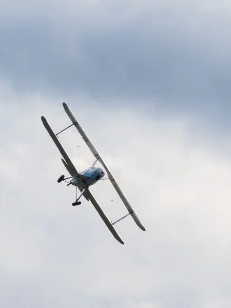 1954 casa 1-131e jungmann g-bsaj fliegt über biggin hill airfiel — Stockfoto