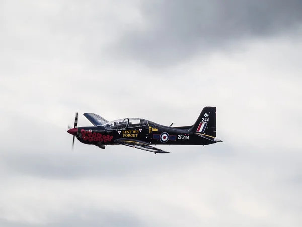 Tucano t. mk 1 latające nad biggin hill Lotnisko — Zdjęcie stockowe