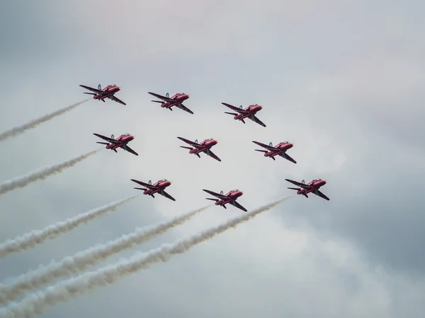 Kırmızı oklar takım 50'nci yıldönümü biggin hill hava alanında görüntüler. — Stok fotoğraf