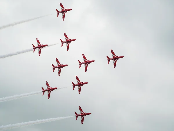 Kırmızı oklar takım 50'nci yıldönümü biggin hill hava alanında görüntüler. — Stok fotoğraf