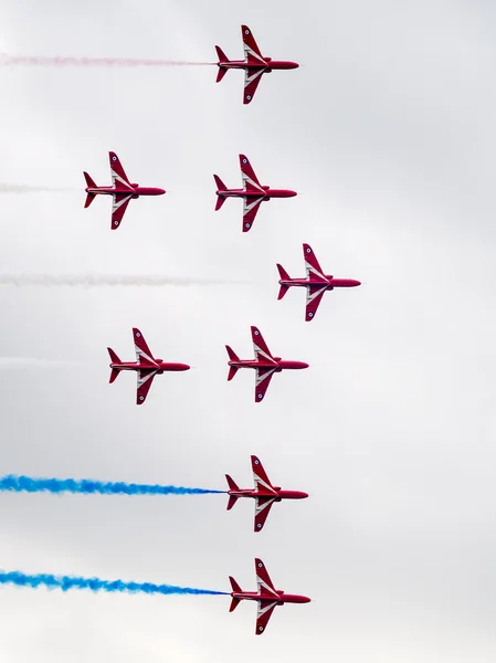 Equipo de exhibición Red Arrows 50 aniversario en el aeropuerto de Biggin Hill —  Fotos de Stock