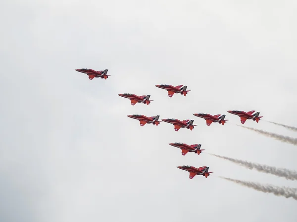 Equipo de exhibición Red Arrows 50 aniversario en el aeropuerto de Biggin Hill —  Fotos de Stock