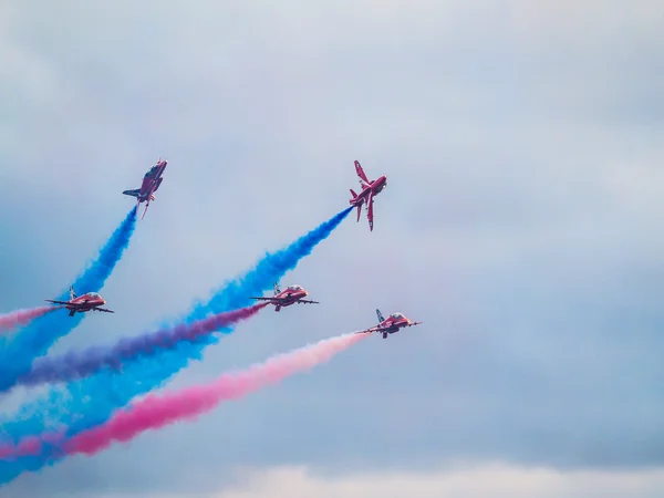 Equipo de exhibición Red Arrows 50 aniversario en el aeropuerto de Biggin Hill —  Fotos de Stock