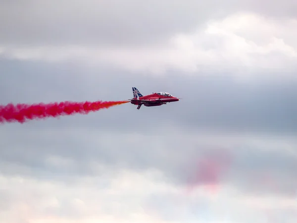 Kırmızı oklar takım 50'nci yıldönümü biggin hill hava alanında görüntüler. — Stok fotoğraf