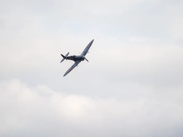 Spitfire mh434 vliegen over biggin hill vliegveld — Stockfoto