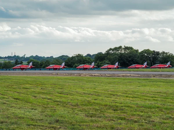 Röda pilarna visar laget firar 50-årsjubileum på biggin hill flygplats — Stockfoto