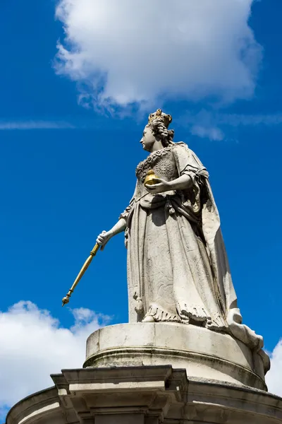 Standbeeld buiten st paul's cathedral — Stockfoto