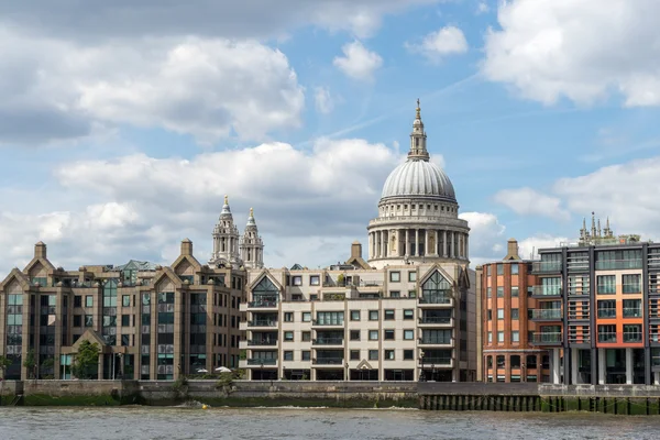 Blick von der Themse auf die St. Pauls Kathedrale — Stockfoto