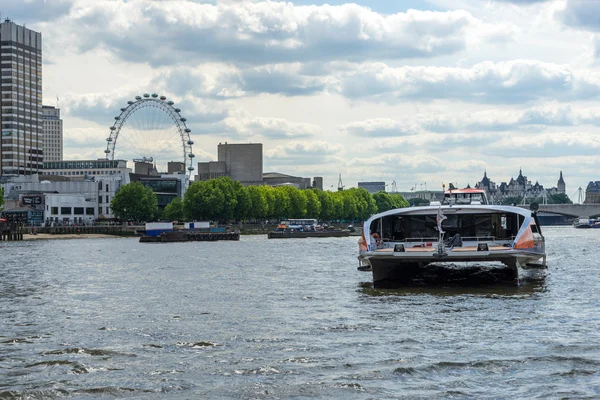 Thames Nehri üzerinde riverbus — Stok fotoğraf