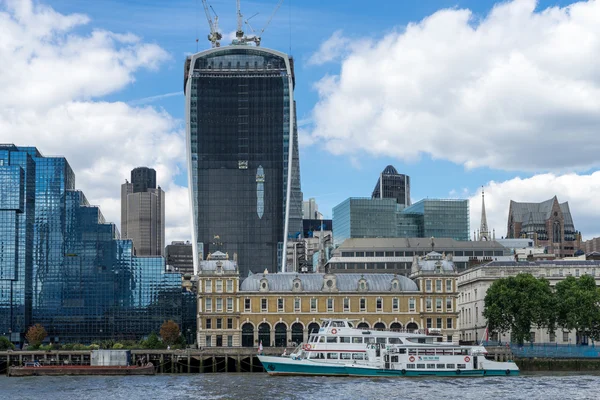 Blick auf das Walkie Talkie Gebäude von der Themse aus — Stockfoto