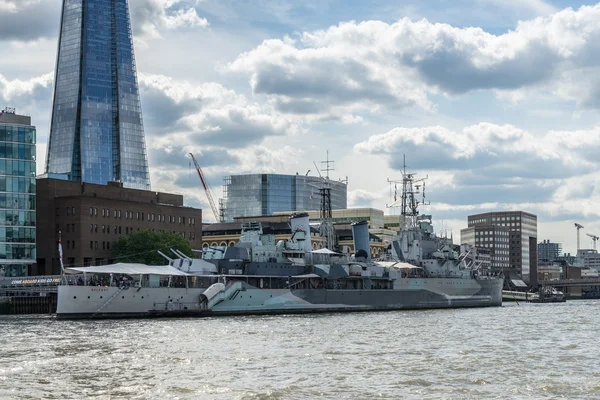 Вид на осколки и HMS Белфаст в Лондоне — стоковое фото