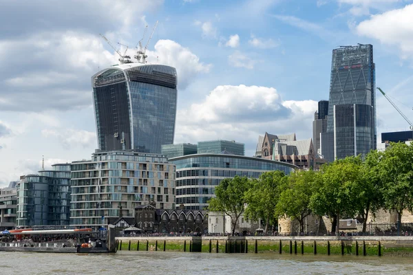 Вид на современную архитектуру в лондонском Сити — стоковое фото