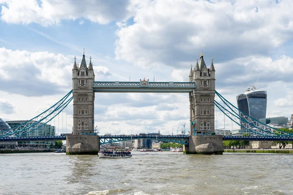 泰晤士河上的伦敦塔桥的视图 — 图库照片