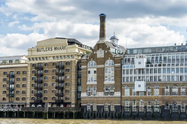 Visa av butler's wharf från Themsen — Stockfoto