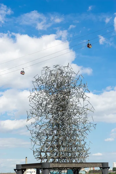 Anthony Gormley's Quantum Cloud sculpture next to North Greenwic — Stock Photo, Image