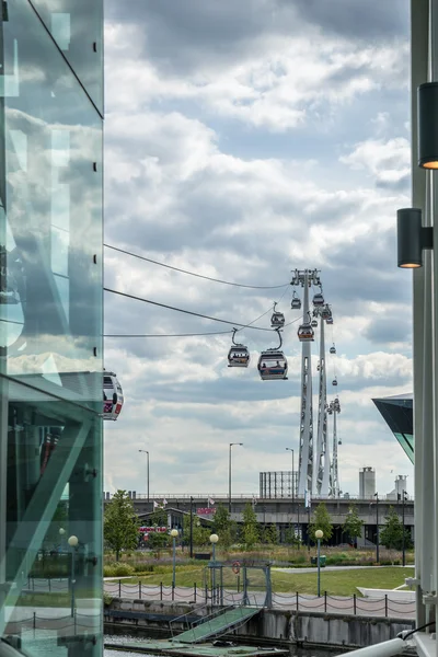 View of the London cable car over the River Thames — Stock Photo, Image