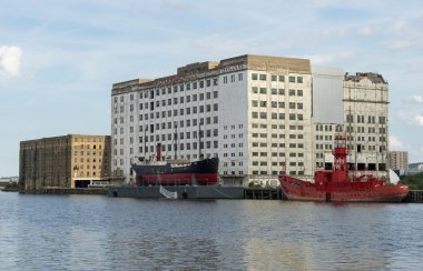SS robin ve trinity lightship yanında Milenyum değirmen s