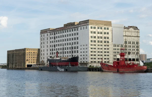 SS robin och trinity lightship bredvid millennium bruken i s — Stockfoto