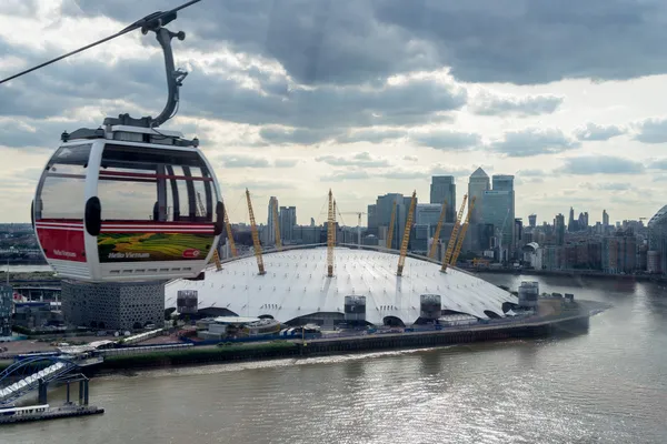 Blick auf das o2 Gebäude und eine Gondelbahn in London — Stockfoto