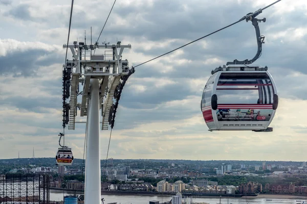 Weergave van de kabelbaan van Londen over de rivier de Theems — Stockfoto