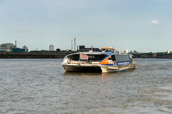 Riverbus na řece Temži — Stock fotografie