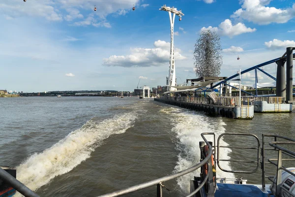 View of the London cable car over the River Thames — Stock Photo, Image