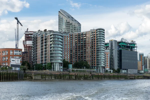 Various styles of buildings along the River Thames — Stock Photo, Image