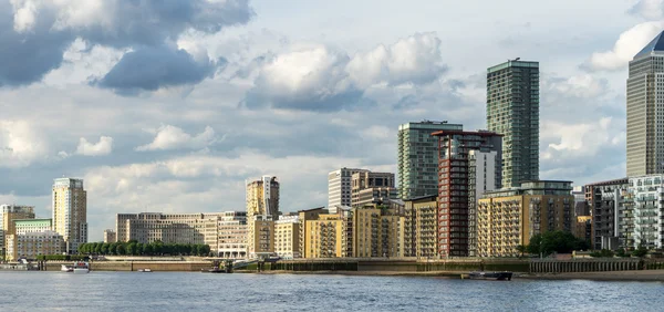 风格各异的建筑物沿泰晤士河 — 图库照片