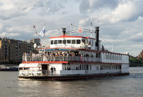 The Dixie Queen cruising along the River Thames — Stock Photo, Image